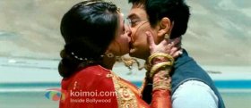 Aamir Khan - Kareena Kapoor Kiss in 3 Idiots