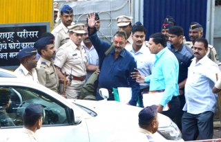 Sanjay Dutt waves at the crowd after his release from Yerawada Jail. Pic/Yogen Shah